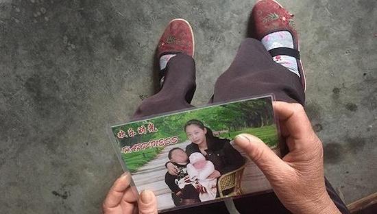 张晓燕去世后,母亲马林青日夜看着她的照片哭泣。