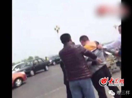 视频中,被打男子一直未还手。