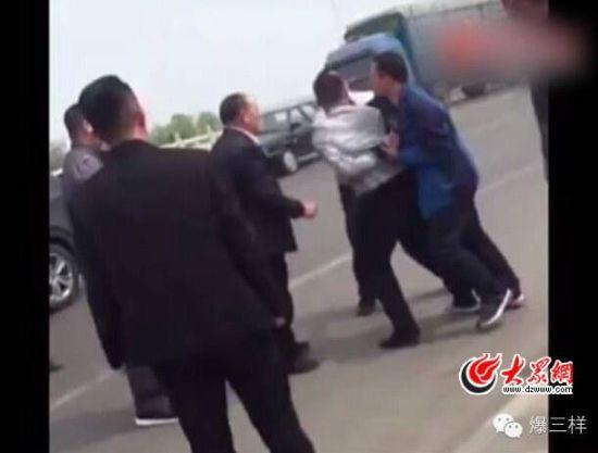 多名男子轮番殴打一男子。