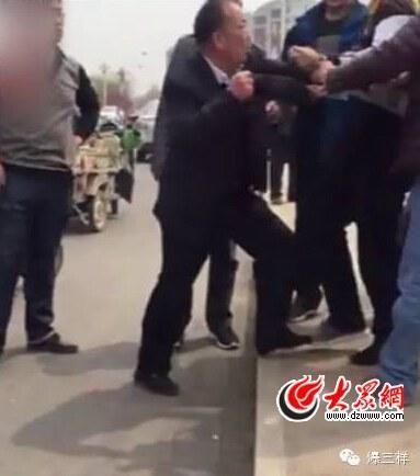 视频中,多名男子围殴一男子约3分多钟,拳打、脚踢、扇耳光、甚至抡鞋底。