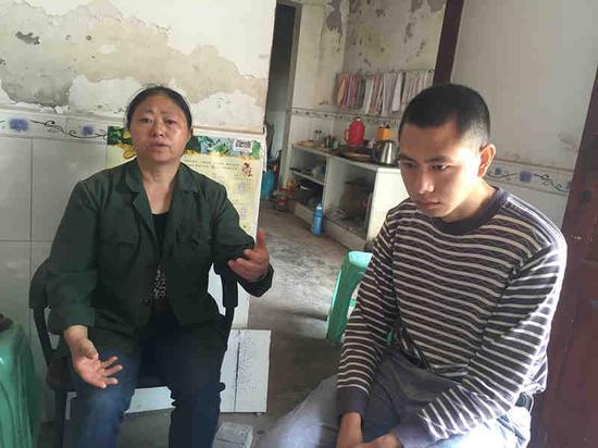 张润(右)和母亲鄢世会。
