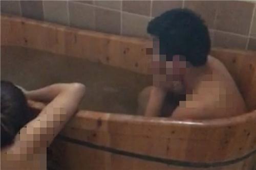 男校长女教师开房洗澡