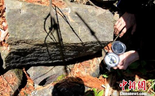 专家们实地调查时,指南针、罗盘靠近玄武质火山岩体时,其指向会明显偏离磁北方向。