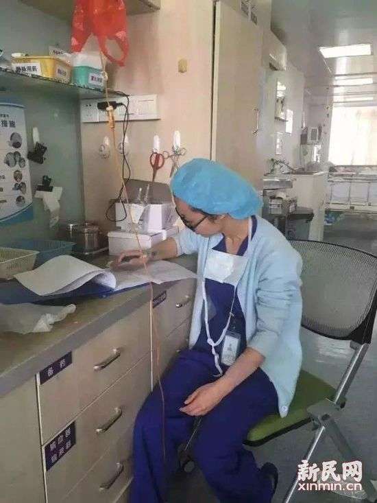 一根输液管一端连在护士下垂的左手臂上,针“隐蔽”在了肉色的绷带之下……