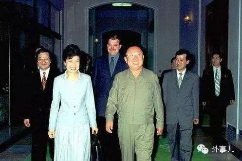 2002年,朴槿惠访朝与金正日会面。