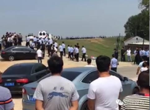 网友提供现场图片,大批警察赶往现场调查……