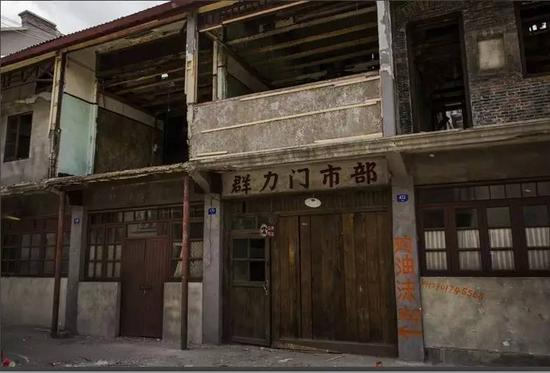 摄制组离开后,安庆路街面房的镂空铁栅栏等立刻被拆除。