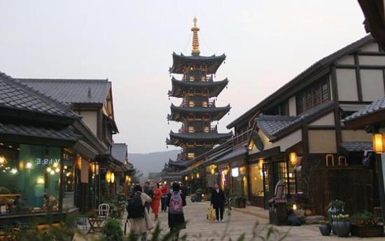 拈花湾“山寨”了京都古街,还原度很高,业态设置也合理