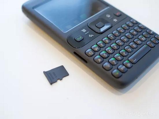 首款 Android 手机,代号 Sooner。2007 年 1 月 iPhone 发布后被砍掉。第一款上市的 Android 手机 HTC Dream(G1)换上了大屏幕。