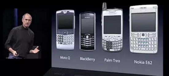 iPhone 发布会上,乔布斯拿来对比的四个竞争对手智能手机。