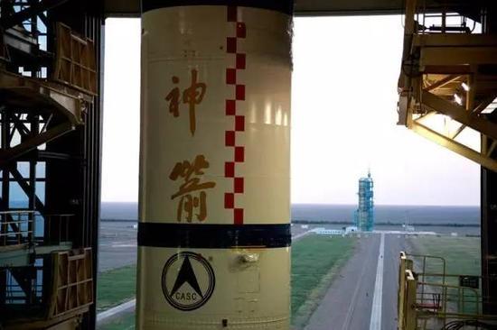 准备转场中的长征火箭。(图片来源:中国运载火箭技术研究院、中国航天科技集团第五研究院)