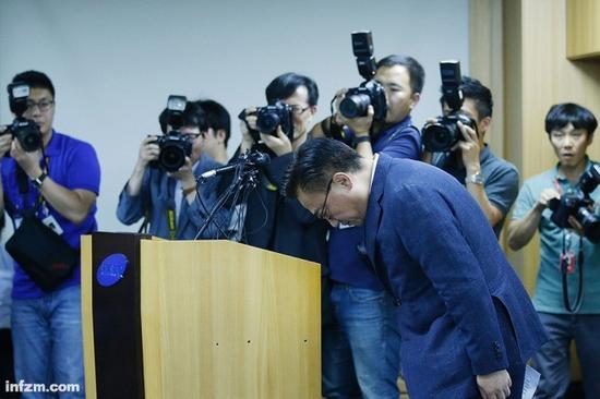 当地时间2016年9月2日,韩国首尔,三星手机业务负责人高东真对GalaxyNote7电池爆炸事件致歉。(视觉中国/图)