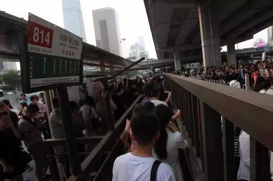 乘客在北京大北窑南等待乘坐开往燕郊的814路公交车。图/CFP