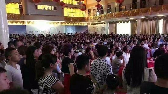 今年夏天,北三县一个售楼处销售火爆的场面。
