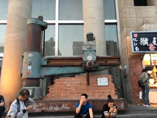 ▍沈阳重工业时代遗留下来的“局管设备”,摆放在中街商业街的路边作为纪念。