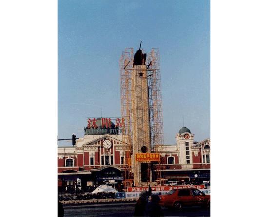 ▍曾经矗立沈阳站前的“坦克碑”,2006 年连坦克带碑均被移走