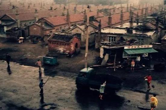 ▍我童年居住过的地方,乍看上去宛如奥斯威辛的营区