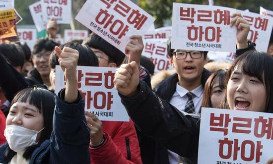 韩国民众手举标语,要求朴槿惠下台(图:新华社)