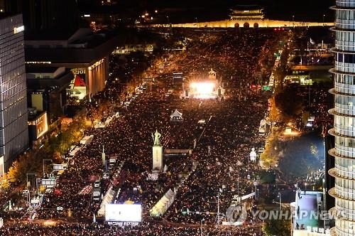 11月12日晚,首尔光化门广场被参加烛光集会的人群占据(图:韩联社)
