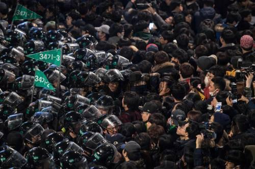 警察在集会的人群中执勤(图:法新社)