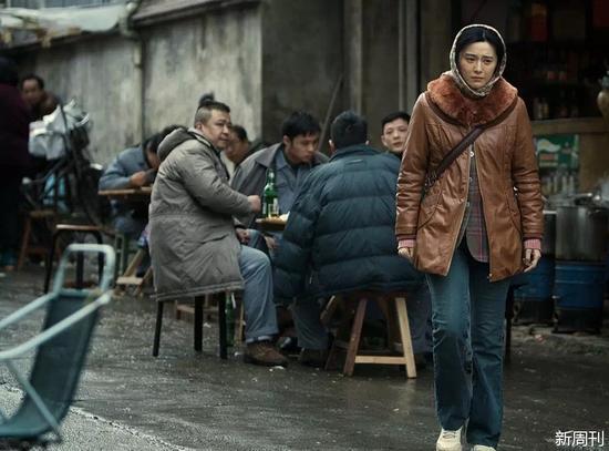李雪莲为和前夫“假离婚”一事不断奔波寻理,但导演却暗示观众:李雪莲想什么不重要