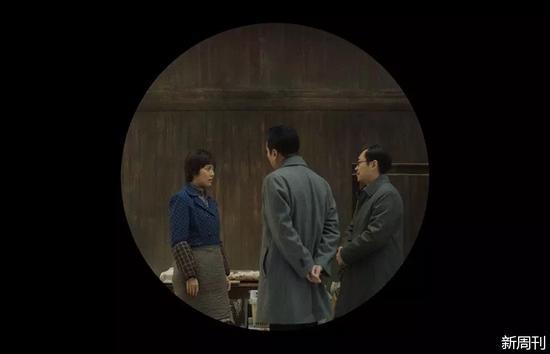 《我不是潘金莲》部分采用了圆形画幅。图为李雪莲与家乡的老干部打交道