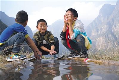 11月19日,孩子们到达最后一个休息平台,用山上的专门修建供人和牲口使用的水池里的水清洗汗水。