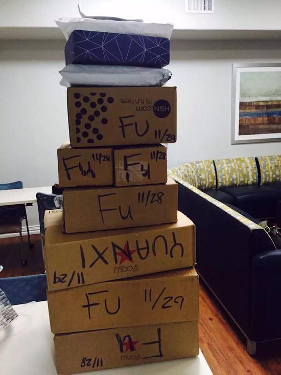 除了出气筒,男朋友们还会充当打包苦力。