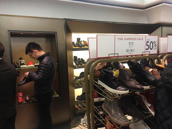 Harrods男鞋折扣区,抢到款式好看又合适的鞋子绝不是容易的事情。