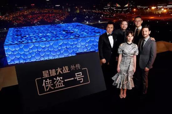 是的,一行人站在镁光灯下,姜文虽然站位靠边,却是最谋杀中国摄影记者的菲林。