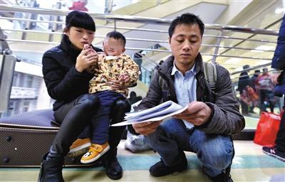 北京儿童医院,樊富贵夫妇带着儿子航航办理住院手续。