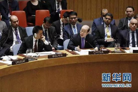 ▲中国常驻联合国代表刘结一(前排中)在安理会的会议上发言。