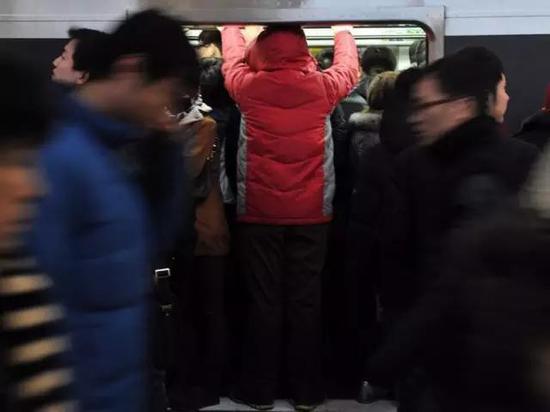 北京地铁东直门站早高峰人潮。