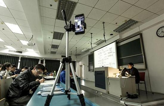 3月23日,苏德矿在微积分课上。苏教授觉得与其让很多学生在玩微信刷微博中消磨时间,不如吸引他们去直播间看课程直播。