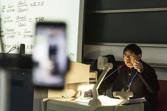 3月23日,苏德矿在“微积分”课上。苏教授办网络直播的初衷是让更多的学生能听到他的课。