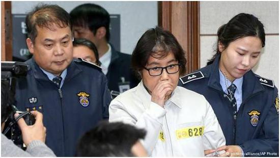 崔顺实(中)被拘押
