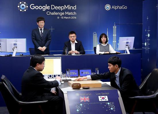 AlphaGo对战李世石。