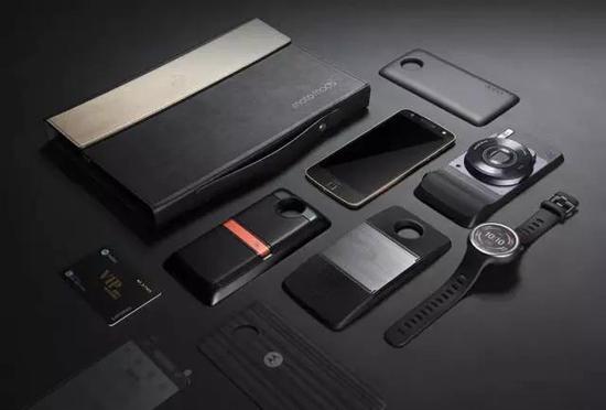 包含多个模块的MOTO Z 大礼包。