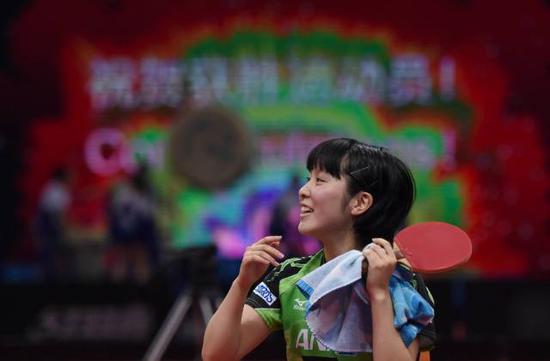 平野美宇在比赛后庆祝胜利。