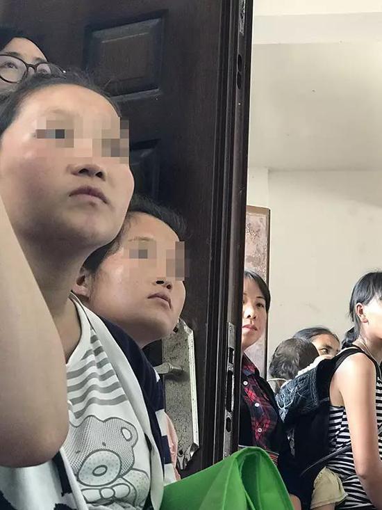 健康知识讲座现场,台下不少早婚早育的孕妇。