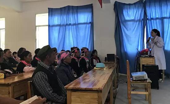 武欣正在普及孕期保健知识,当地妇女主动去医院孕检、待产的观念淡薄。