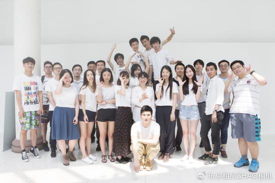 这张毕业照片拍摄于2014年6月,在画面正中间的就是我们的班主任朱炯老师,而在她后方高举双臂的就是阿廖沙同学。