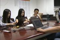 两名研究生研制出翻译臂环 能将手语转化成语音