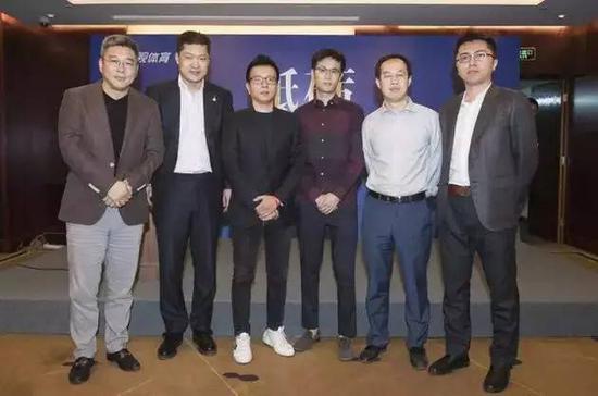 乐视体育B+轮融资现场,高管与部分股东合影