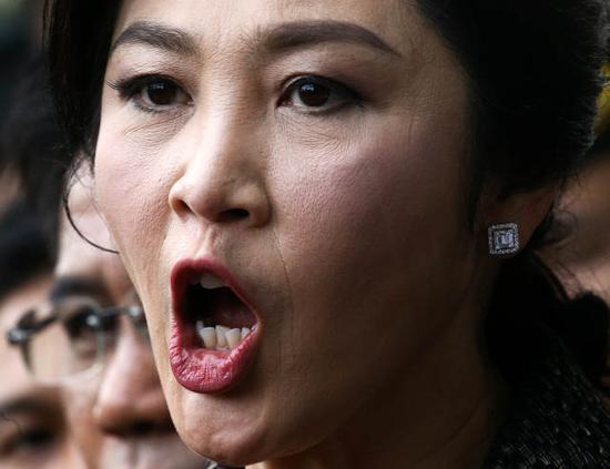 8月1日,在泰国曼谷,前总理英拉抵达泰国最高法院时对媒体讲话。新华社/路透