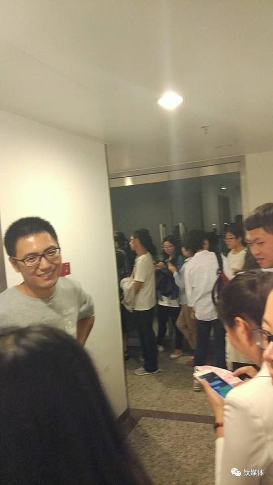 排队退款的用户,图钛媒体独家现场拍摄