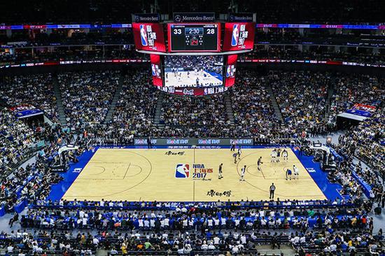 2017年10月8日,NBA中国赛比赛现场人气爆满。本文图片 澎湃新闻记者 张新燕