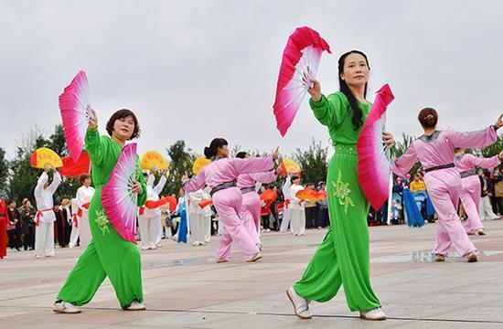 2017年10月13日,湖南邵阳,老人运动会开幕式上的精彩广场舞表演。 视觉中国 资料图