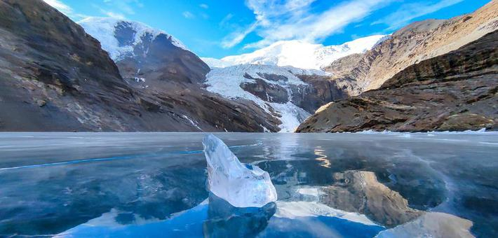 西藏冬之美：冰川和冰湖组成绝美幻境