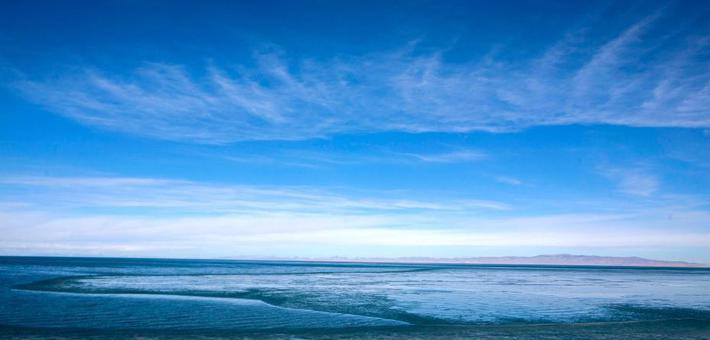 “高原蓝宝石”青海湖进入封冻期